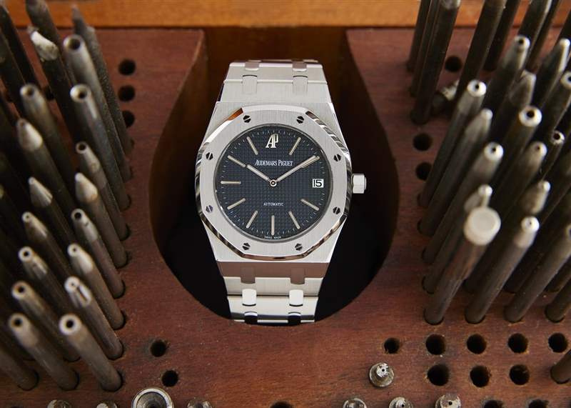 Audemars Piguet 皇家橡樹銀禧限量版 14802ST.OO.0944ST.01 豎立在一個(gè)裝滿小螺絲刀的抽屜里。
