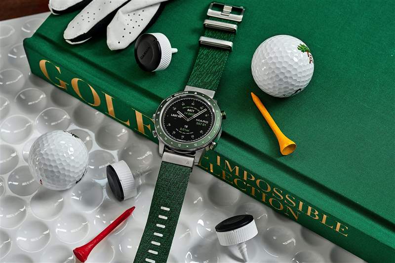 Garmin MARQ Golfer 46mm 放置在 Assouline 的“Golf：The Impossible Collection”之上，周圍擺放著各種高爾夫用具。