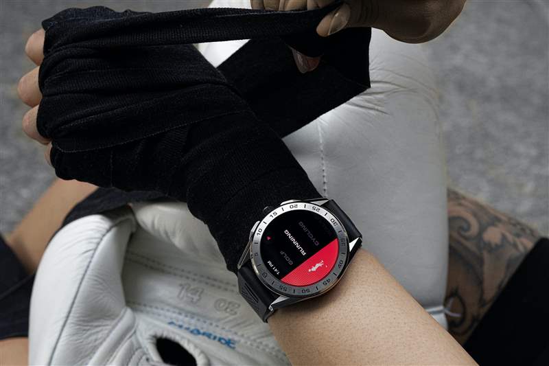 一名女士手腕上佩戴 TAG Heuer Connected 智能腕表，準備上拳擊課時雙手被綁起來。