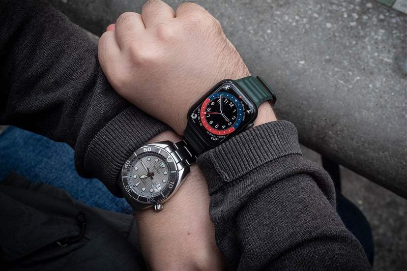 男士雙腕，右手戴Apple Watch，左手戴Seiko潛水表。