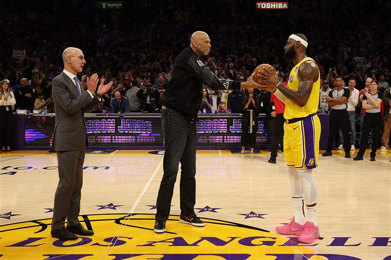 觀看勒布朗詹姆斯打破NBA得分記錄后佩戴鏤空黑色陶瓷AP皇家橡樹(shù)腕表