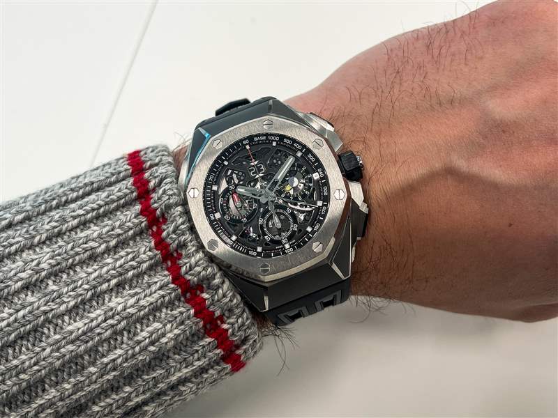 男士手腕上的 Royal Oak Concept Chronograph GMT Large date 手表顯示表盤(pán)